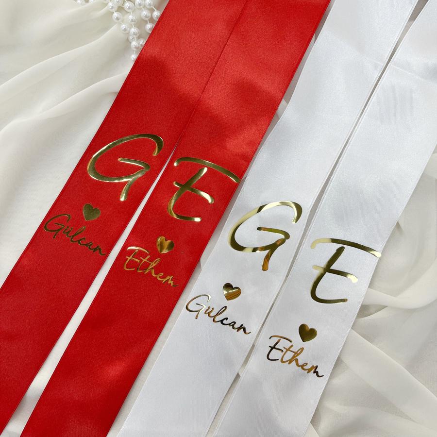 Baskılı Takı Kurdelesi (Harf + Simge + İsim) (Beyaz + Kırmızı Renk)