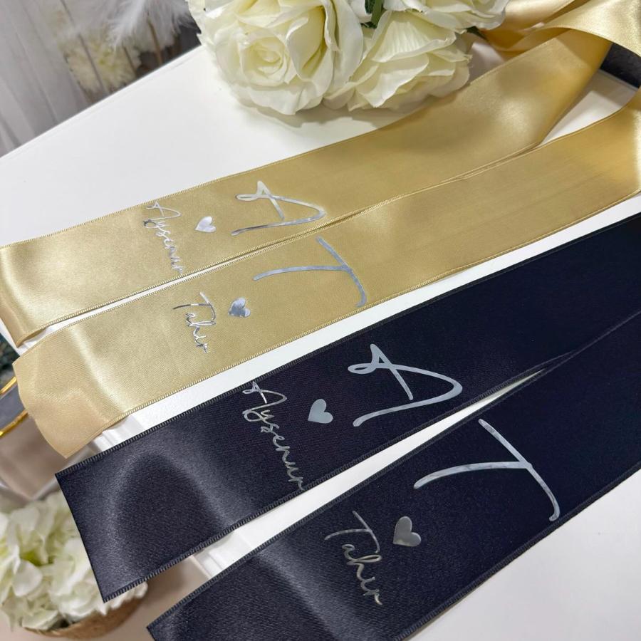 Baskılı Takı Kurdelesi (Harf + Simge + İsim) (Krem + Siyah Renk)